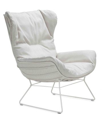 Weißer Leyasol Wingback Outdoor Sessel der Freifrau Manufaktur mit filigranem Metallgestell und bequemen Polstern.